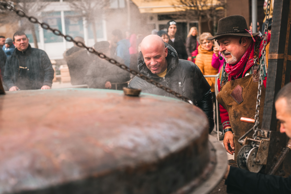 Празниците винаги са свързани с храната и „Кукерландия“ не е изключение.
Специалната изненада за жителите и гостите на фестивала беше от артистът-кулинар...